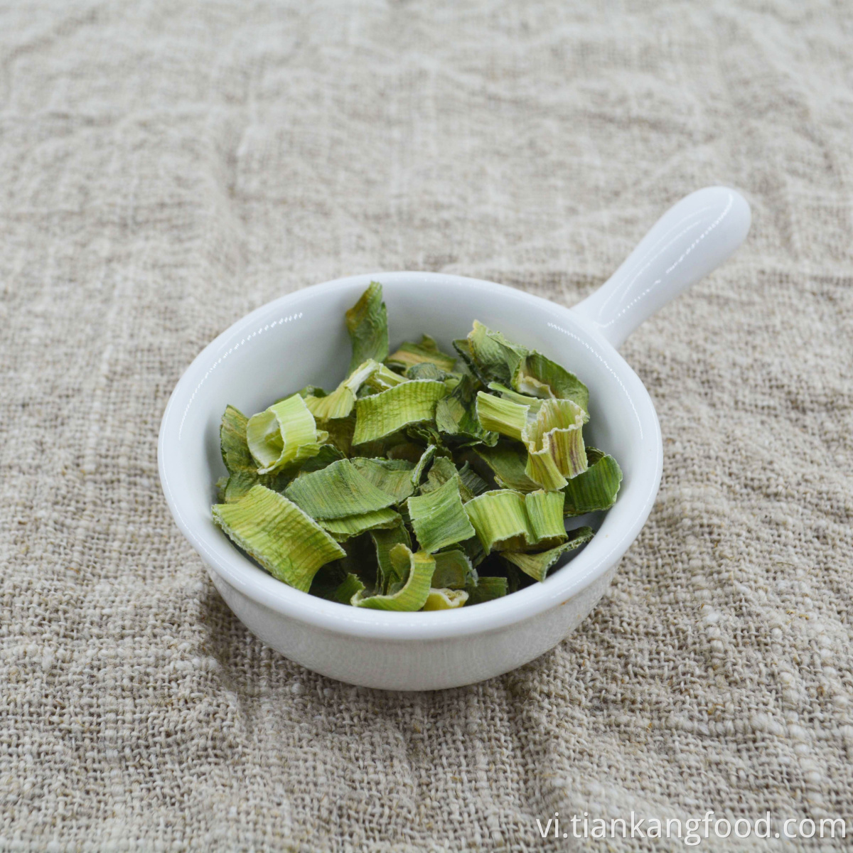 Dehydrated dried green leeks